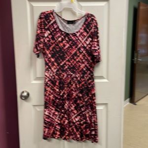 Cute & comfy size large pink & black dress. Great for any occasion